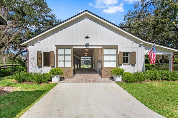 Exterior, Facade, Farmhouse
