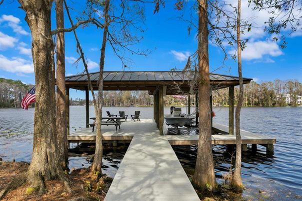 Exterior, Lake