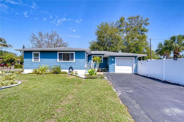Attached, Exterior, Facade, Ranch