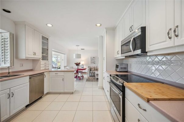 Interior, Kitchen, Living room, Pendant Lights, Recessed Lighting, Stainless Steel Appliances