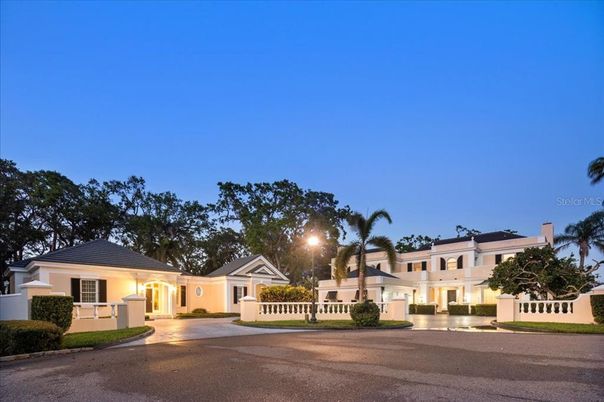 Exterior, Facade, Ranch