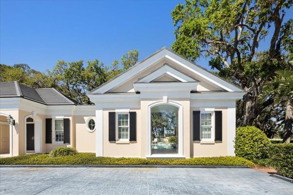Exterior, Facade, Ranch
