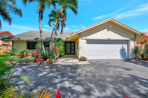 Attached, Exterior, Facade, Ranch