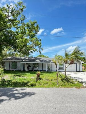 Backyard, Exterior, Facade, Ranch