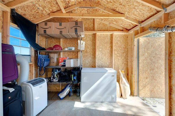 Interior, Washer, Wooden Beams