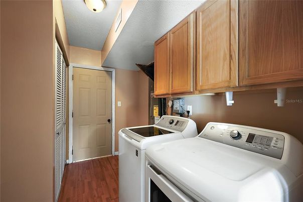 Interior, Washer, Wood Texture Flooring