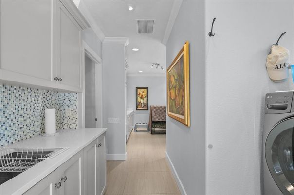Interior, Recessed Lighting, Washer, Wood Texture Flooring