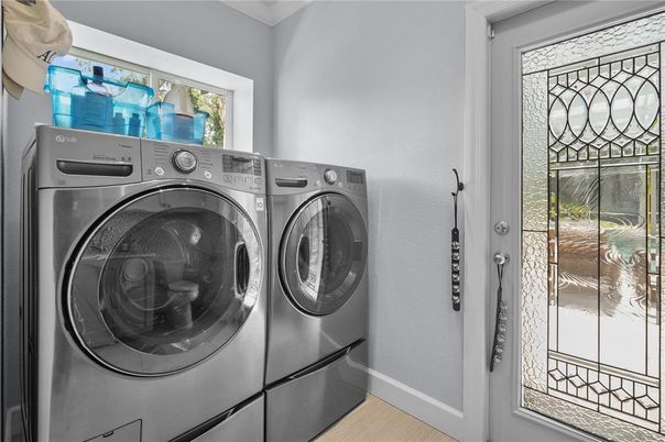 Interior, Utility Closets, Washer, Wood Texture Flooring