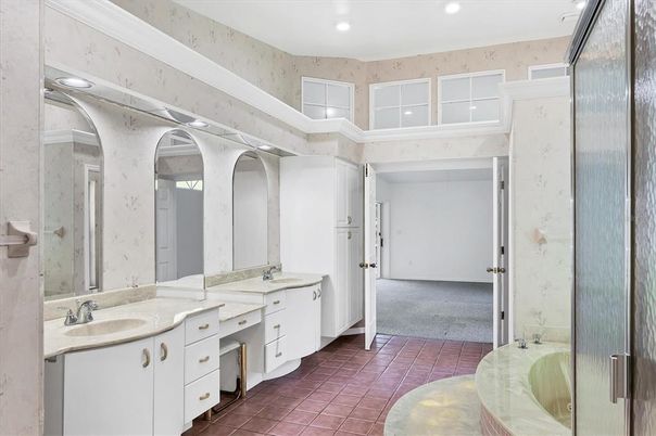 Bathroom, Dual Sink Vanities, Interior, Recessed Lighting