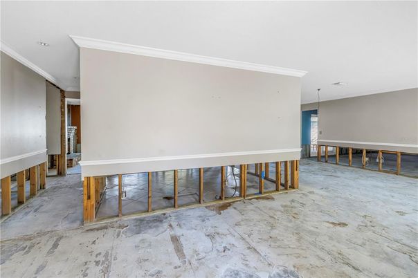 Empty room, Interior