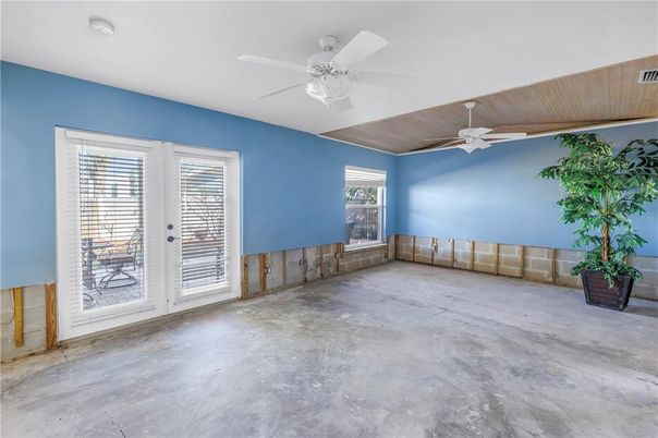 Empty room, Interior