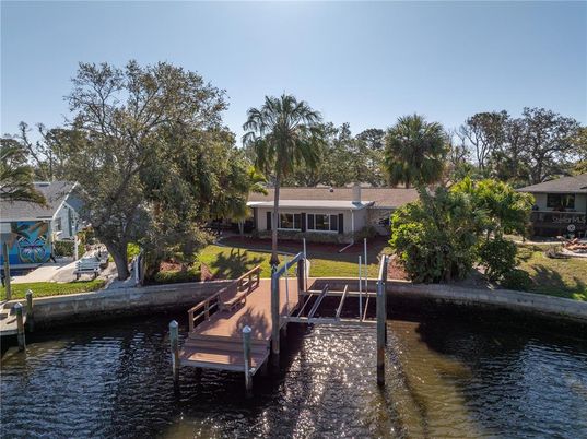 Exterior, Lake