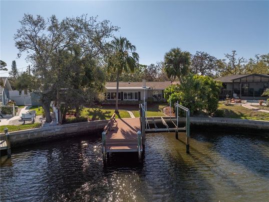 Exterior, Lake