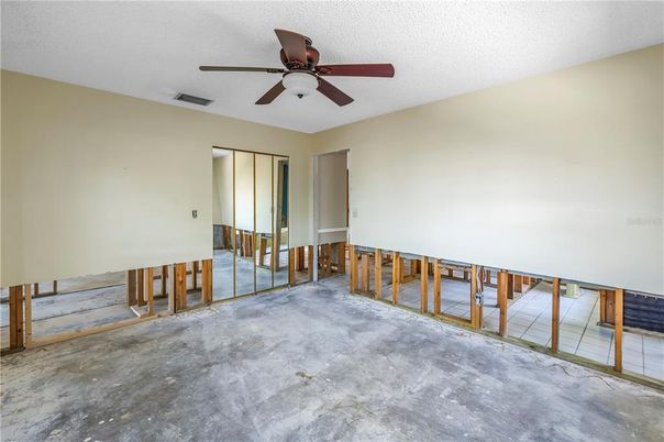 Empty room, Interior