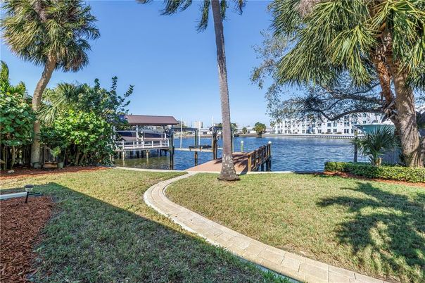 Exterior, Lake