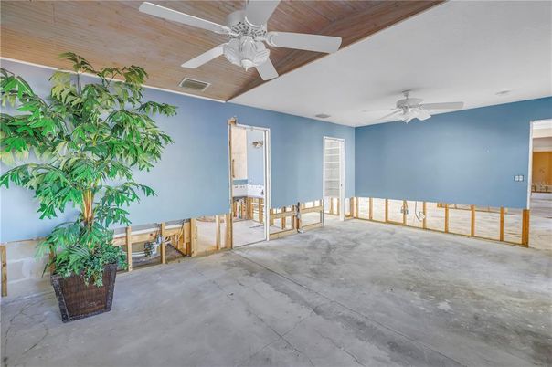Empty room, Interior, Wooden Ceilings