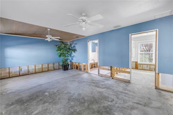 Empty room, Interior