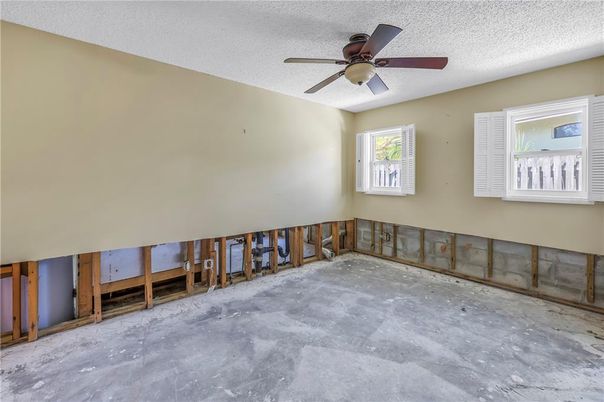 Empty room, Interior