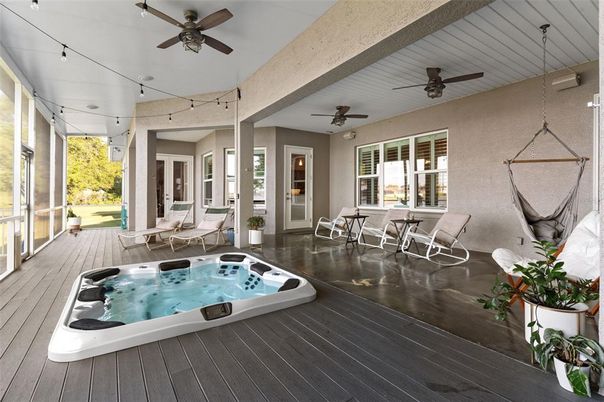 Hot Tub, Interior, Wood Texture Flooring