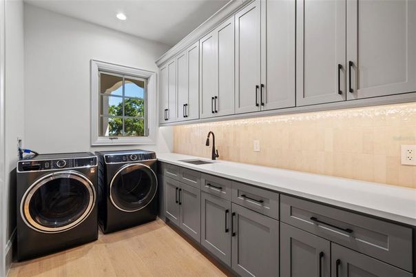 Interior, Recessed Lighting, Washer, Wood Texture Flooring