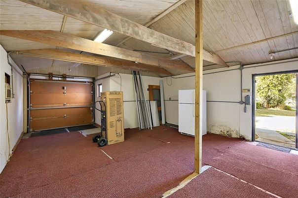 Garage, Interior, Wooden Beams