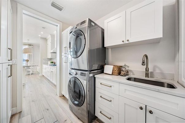 Interior, Pendant Lights, Recessed Lighting, Washer, Wood Texture Flooring
