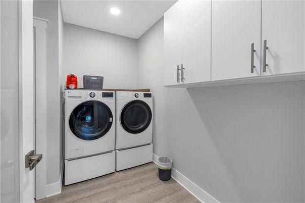 Interior, Recessed Lighting, Washer, Wood Texture Flooring