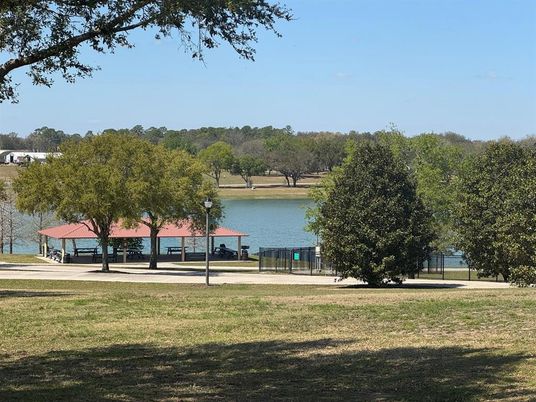Exterior, Lake