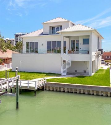 Exterior, Lake