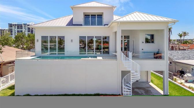 Exterior, Facade, Pool, Modern