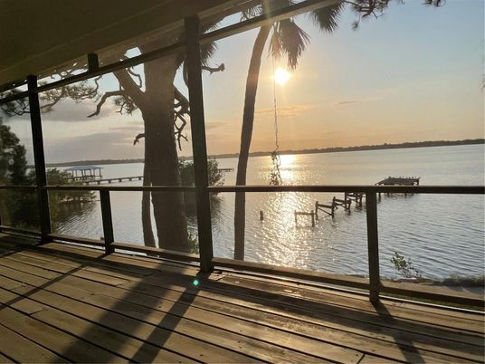 Exterior, Lake