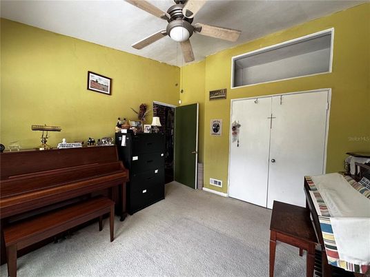 Interior, Piano