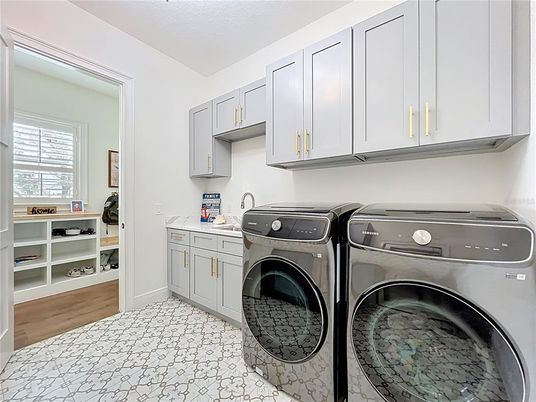 Interior, Washer, Wood Texture Flooring