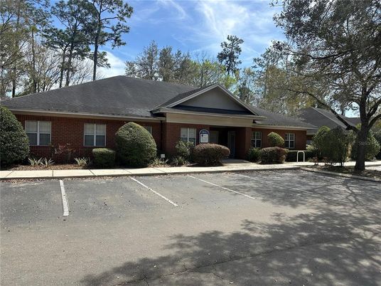 Exterior, Facade, Brick Facade, Ranch