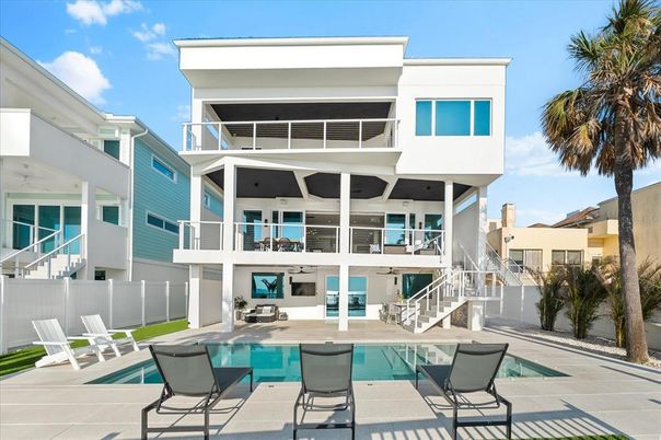Exterior, Facade, Pool, Modern