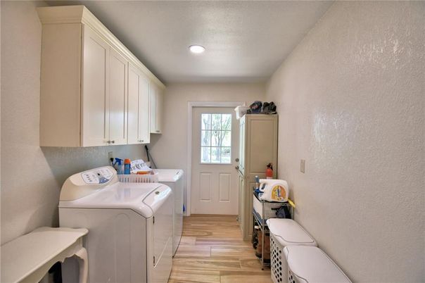 Interior, Recessed Lighting, Washer, Wood Texture Flooring