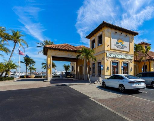 Exterior, Facade, Mediterranean