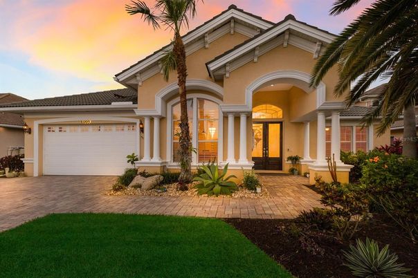 Attached, Exterior, Facade, Mediterranean