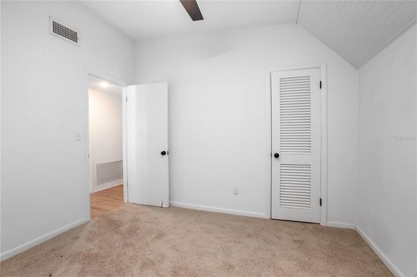 Empty room, Interior