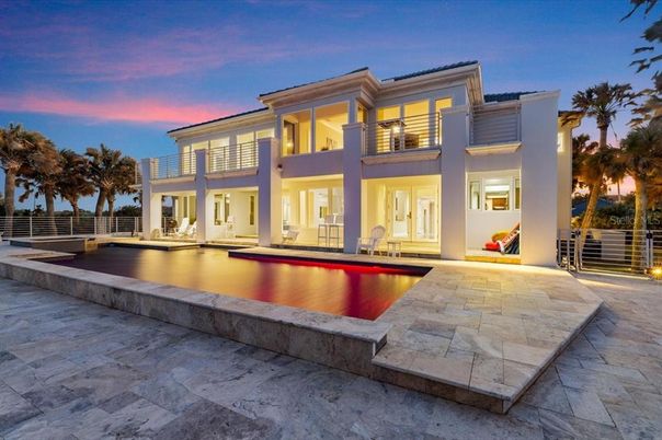 Exterior, Facade, Pool, Modern