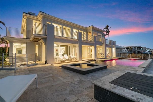 Exterior, Facade, Pool, Modern