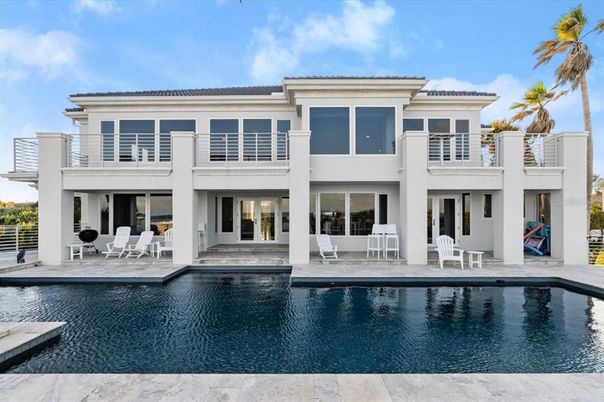 Exterior, Facade, Pool, Modern