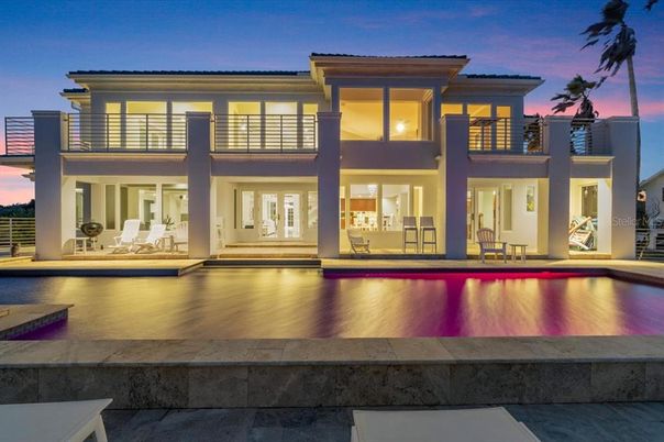 Exterior, Facade, Pool, Modern