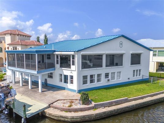 Exterior, Lake