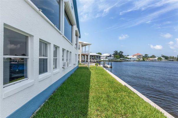 Exterior, Lake