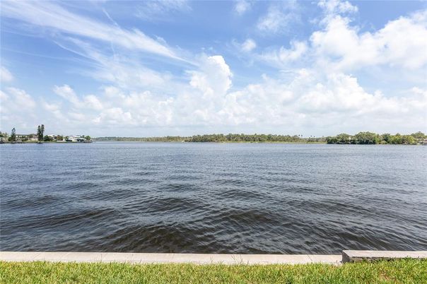 Exterior, Lake