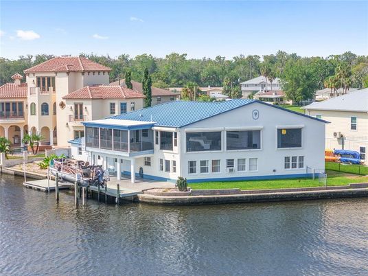 Exterior, Lake