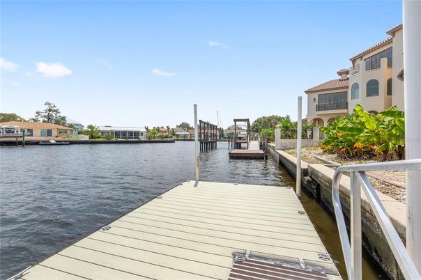 Exterior, Lake