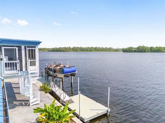 Exterior, Lake