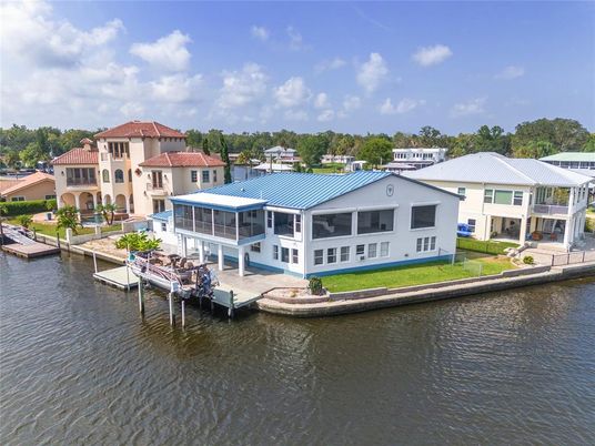 Exterior, Lake